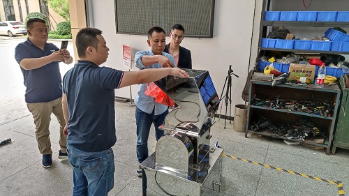 中南藥機(jī)：物料試機(jī)，認(rèn)真服務(wù)每一位客戶