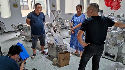 中南藥機(jī)：物料試機(jī)，認(rèn)真服務(wù)每一位客戶